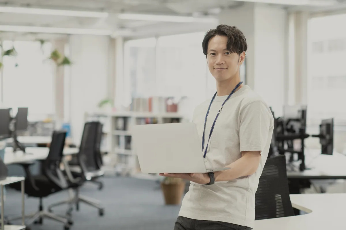 ノートパソコンを持つ若手社員